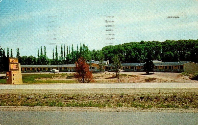 Westwood Motel (Days Inn Wyndham Marquette) - Vintage Postcard